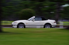 白いスポーツカー