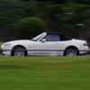 白いスポーツカー