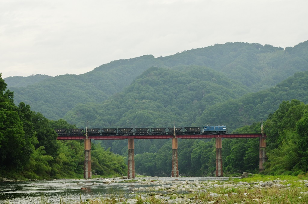 荒川橋梁と貨物列車