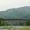 荒川橋梁と貨物列車