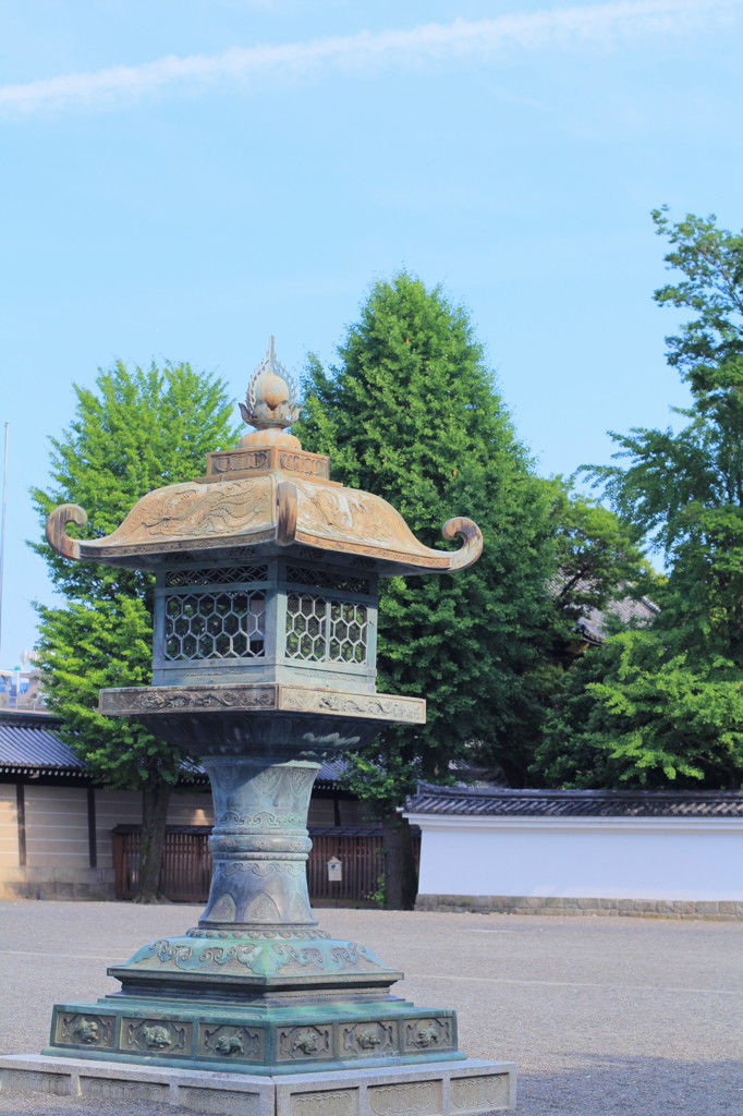 西本願寺の石灯籠