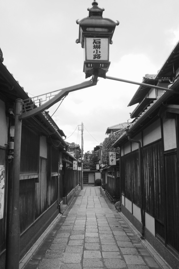 石塀小路（Monochrome）