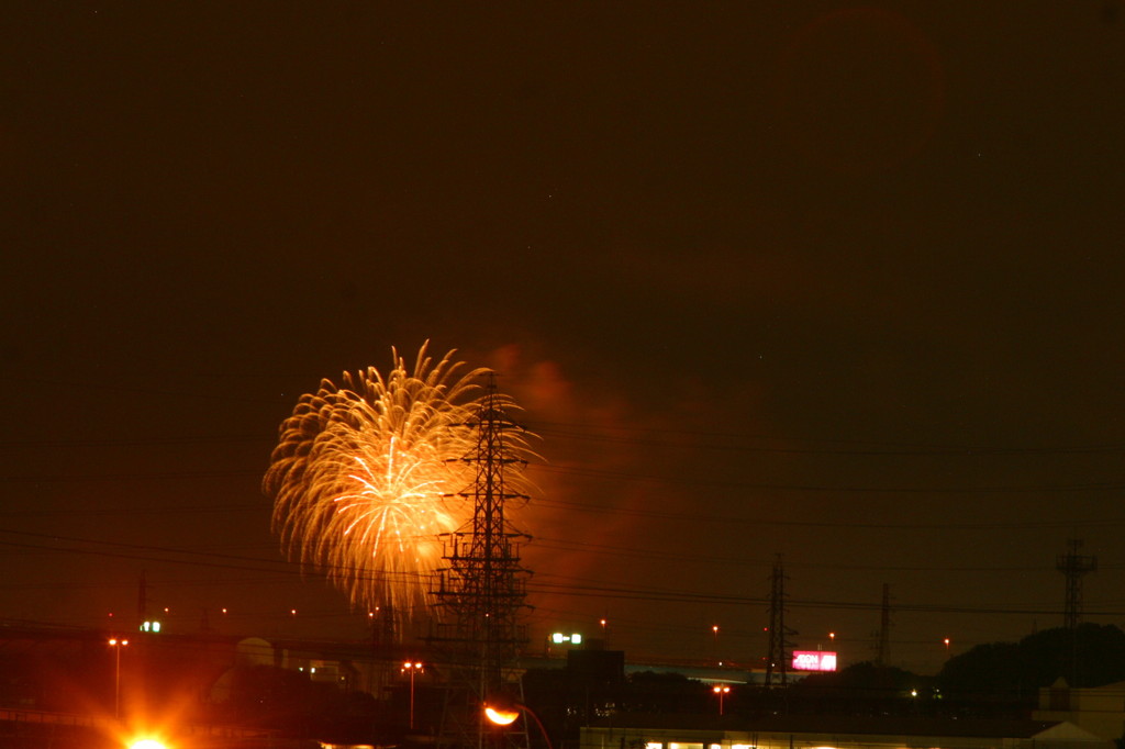 花火と送電塔