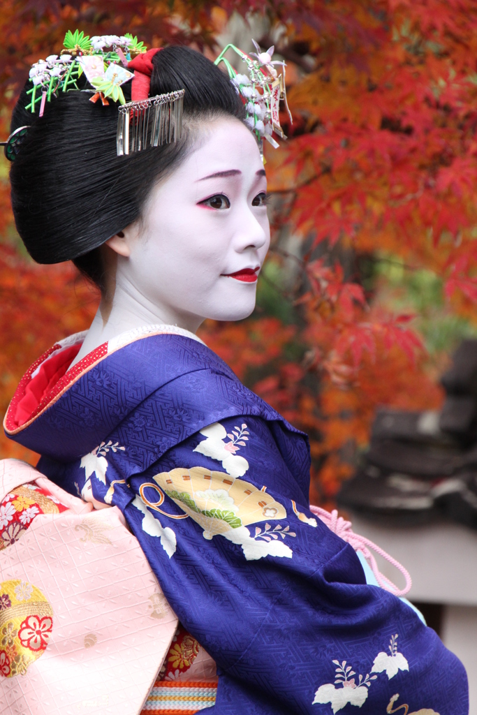 紅葉をバックに