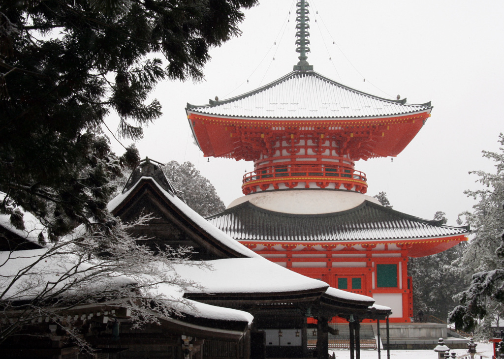 雪の根本大塔