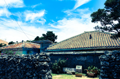 沖縄の空とこはぐら荘の赤瓦とシーサーと。