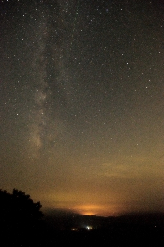 涅槃像に沈む天の川とペルセウス座流星群