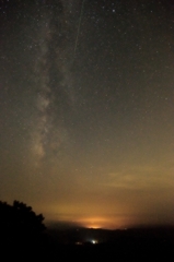 涅槃像に沈む天の川とペルセウス座流星群