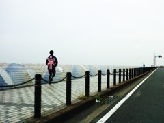英を背に