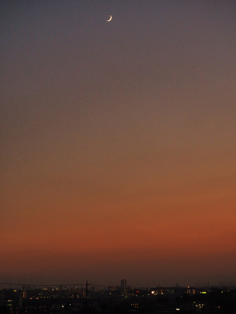 月と夕焼けと街と。