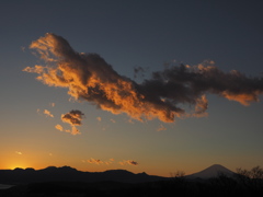雲。右下に富士山