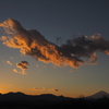 雲。右下に富士山