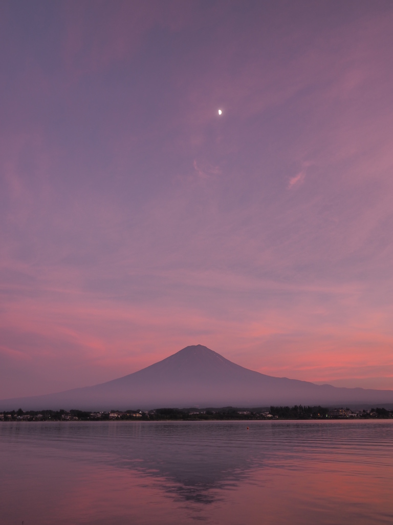 富士山と月