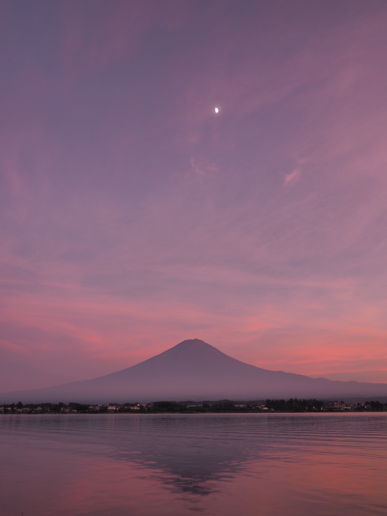 富士山と月