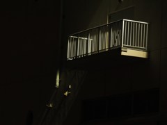 闇に浮く