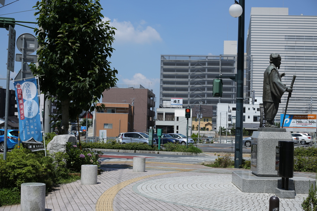 銅像のある風景