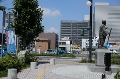 銅像のある風景