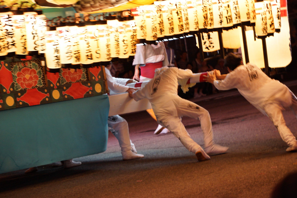 踊る