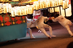 踊る