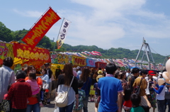 屋台の後ろに鯉のぼり