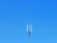 空を刺す