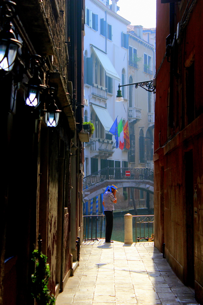 路地の先のゴンドリエーレ