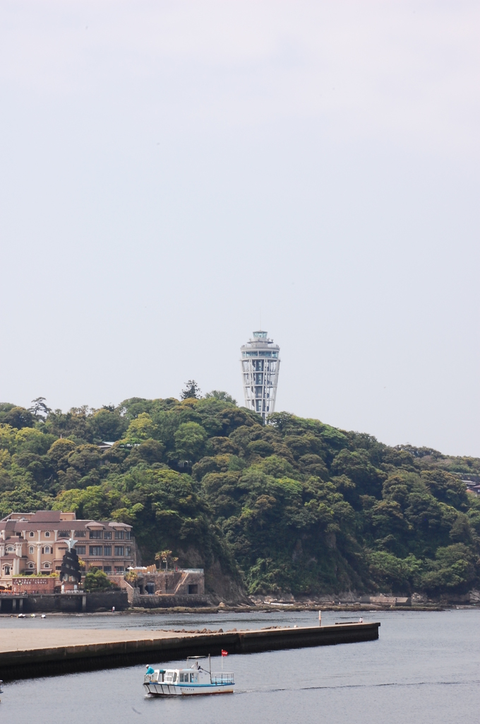 江ノ島と海と船と