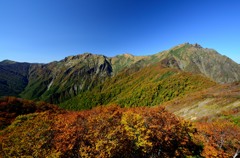 色づく谷川連峰