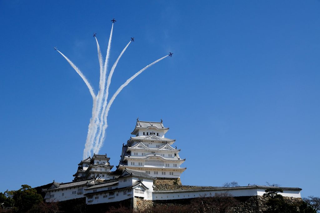 姫路城大天守保存修理完成記念ブルーインパルス祝賀飛行