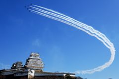姫路城大天守保存修理完成記念ブルーインパルス祝賀飛行