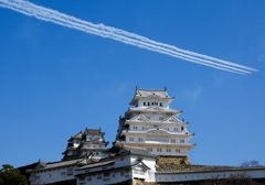 姫路城大天守保存修理完成記念ブルーインパルス祝賀飛行