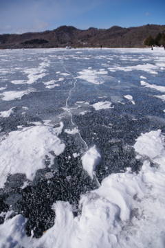 凍てつく湖