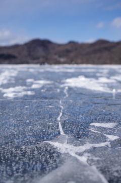 割れる湖