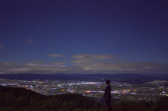 星空と夜景の中で