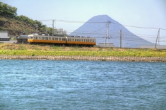 ため池・電車・讃岐富士
