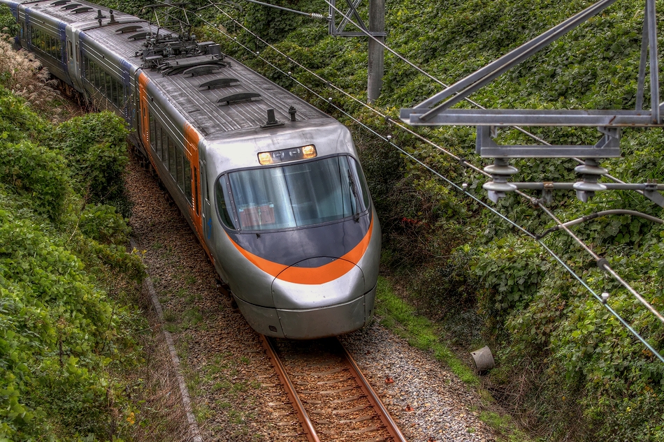架線と しおかぜ８０００系