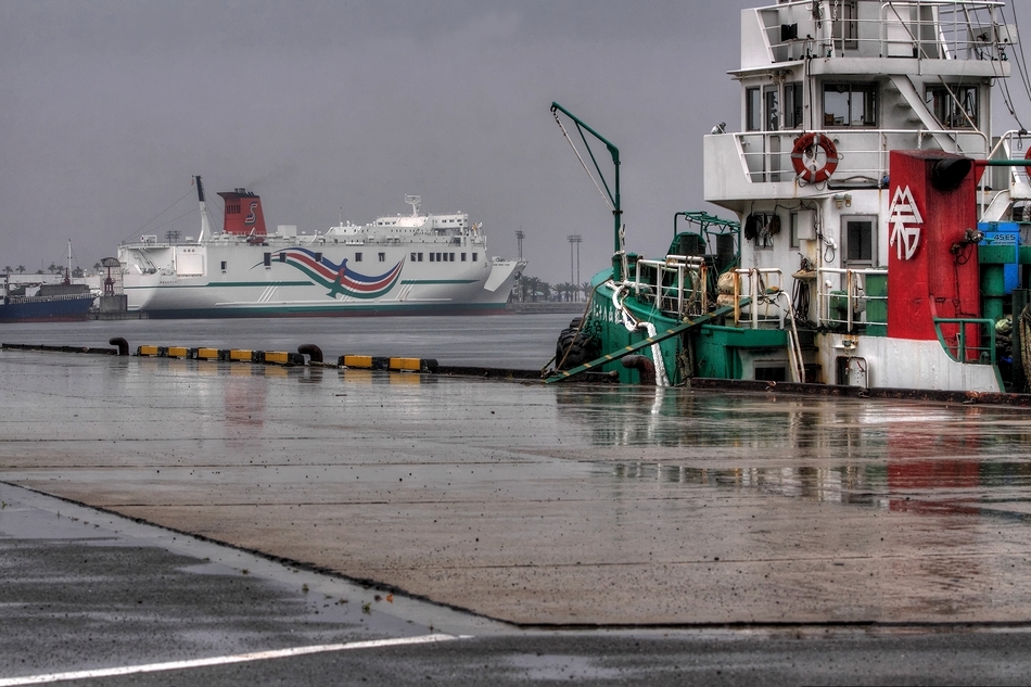 雨の新居浜東港