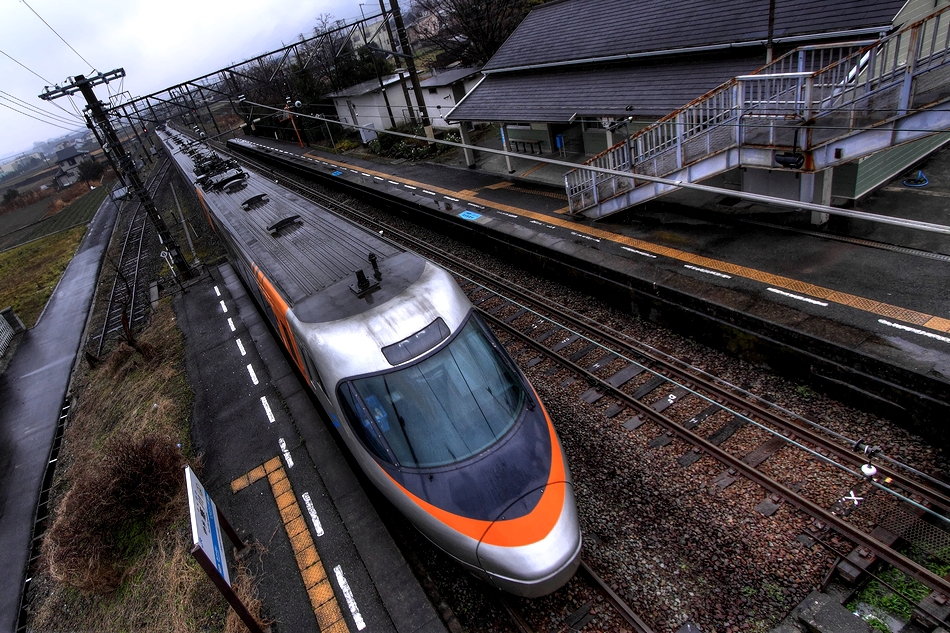 雨の跨線橋     ~ 冷雨のジレンマ ~