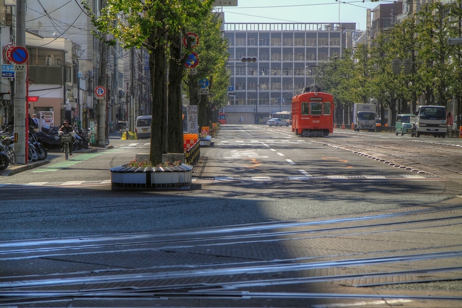 市駅への道