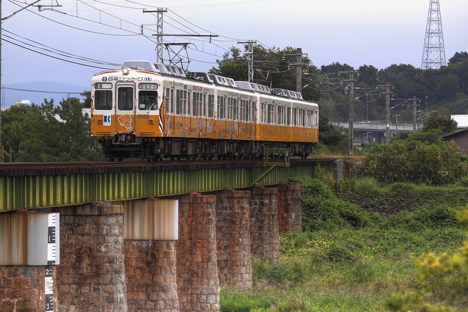 ことでん　土器川を渡る