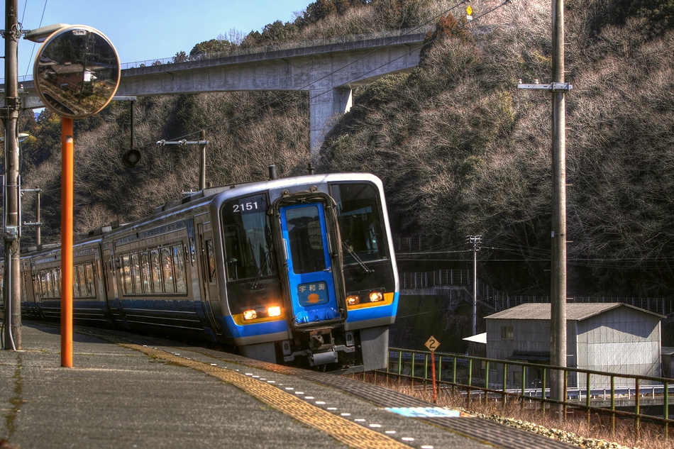 高速道路が見える駅