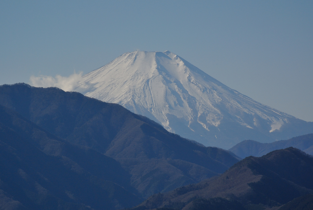 晴れやかに望む富士山