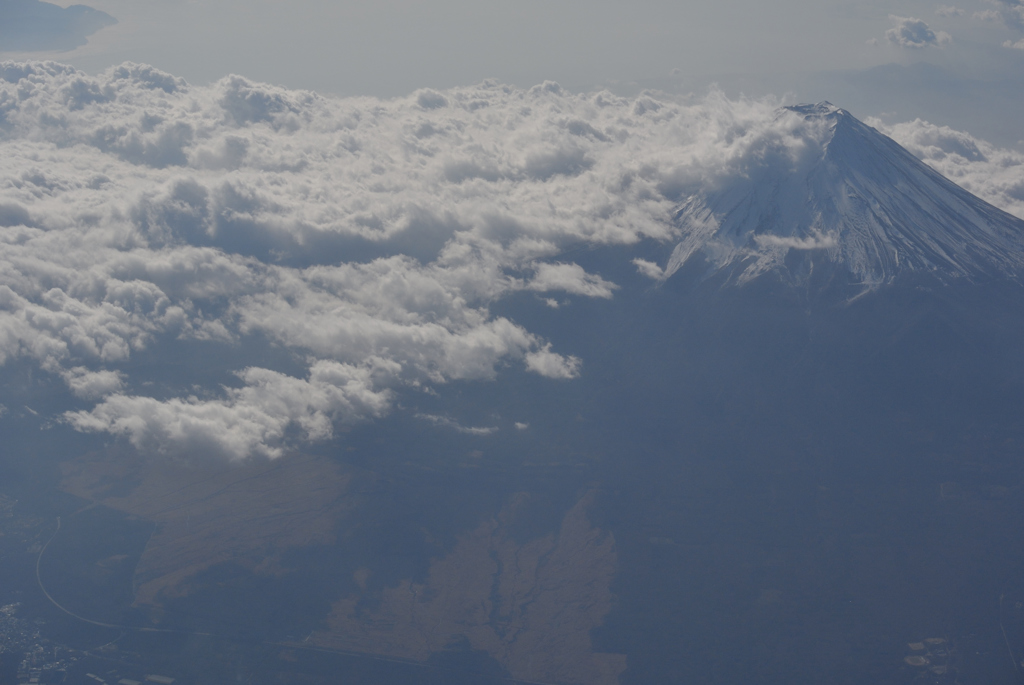 雲に追われる富士山