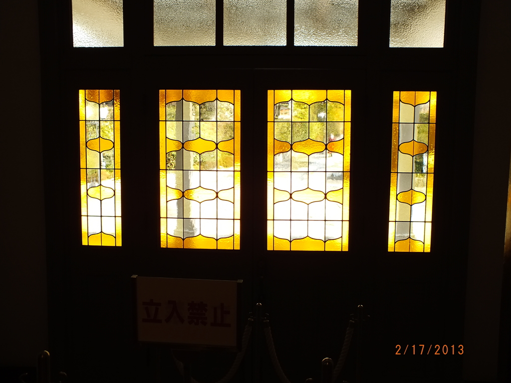 六華苑　正面玄関のステンドグラス