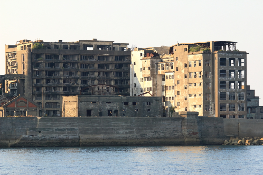 鉱員社宅65号棟・学校（軍艦島）