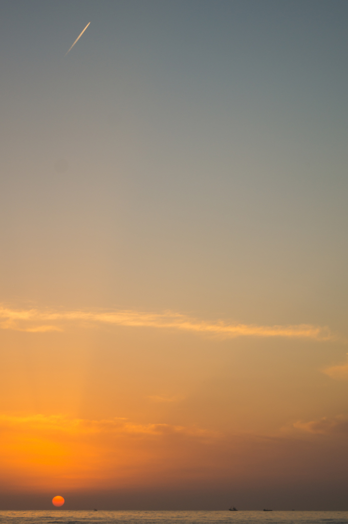 夕日と飛行機と船