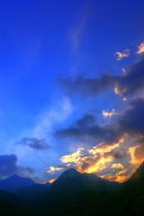 夕陽を浴びる鎌ヶ岳