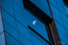 HOTEL window　with moon
