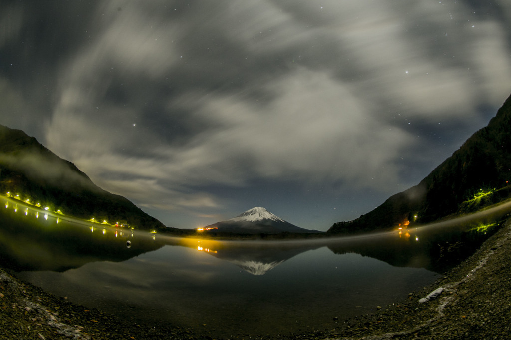 色のあふれる　夜空の　富士