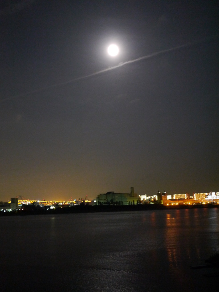 月夜に飛行機雲